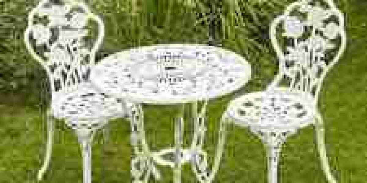 What Are the Benefits of Using White Metal Chairs Outdoors?